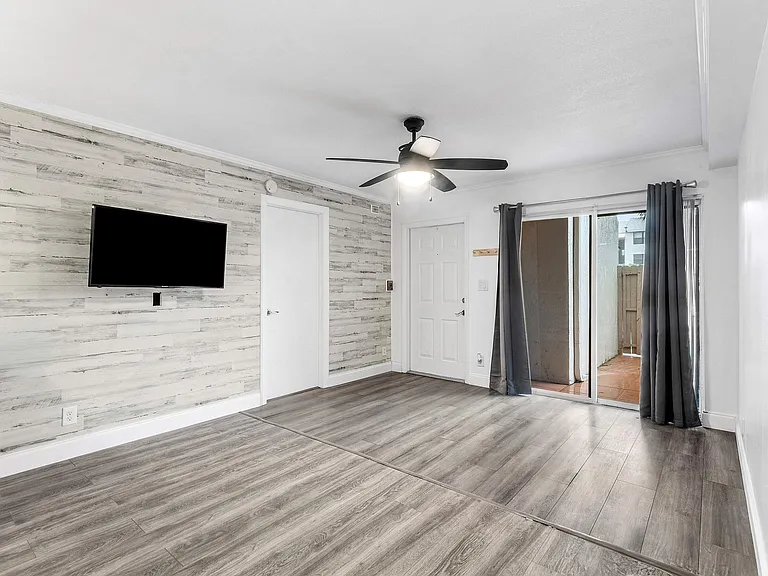 612 Executive Center Dr #107 — Photo 27