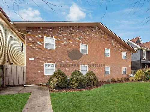 1393 Summit St #A Photo 1