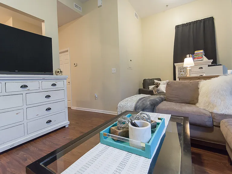 Morton Grad Apartments — Photo 17