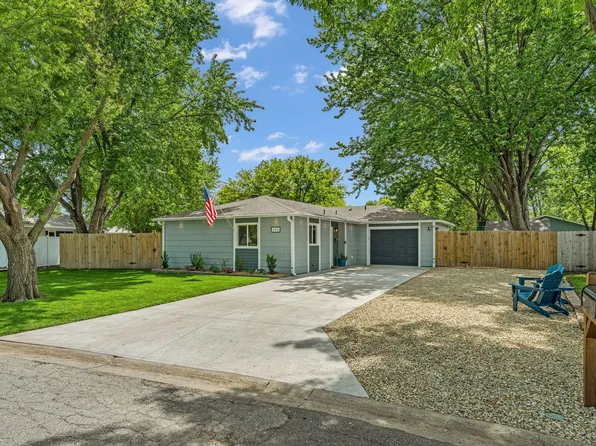 2421 Brook Ln, Manhattan, KS 66502