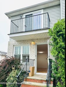 16 Sky Ln, Staten Island, NY, 10304