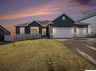 5213 Lynnwood Dr, Papillion, NE 68133