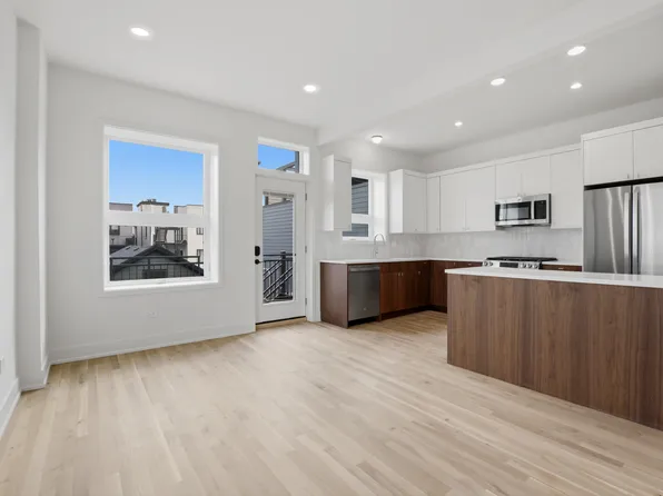 1751 W Superior St #2F, Chicago, IL 60622