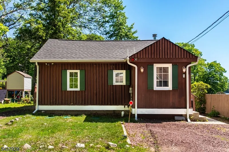 2 bed, 1.0 bath, $2,850 — Photo 2