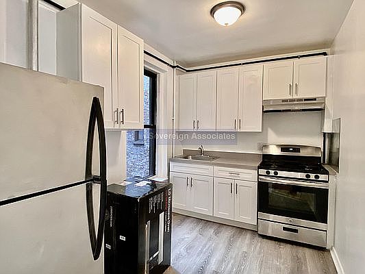 4th image of 201 W 105th St APT 32