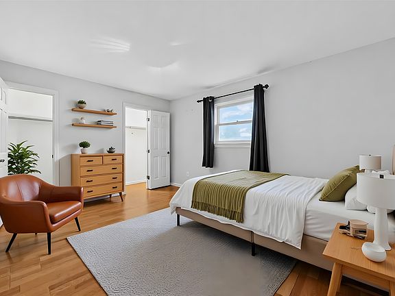 3rd image of 2704 Parkhaven Dr