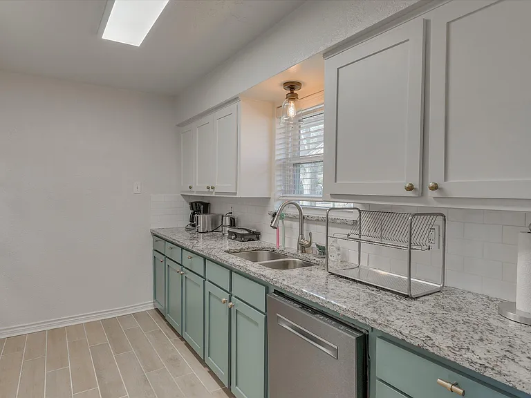 1425 Mayfield Ave — Photo 16