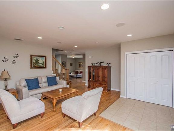 4th image of 3-13 27th St #1X