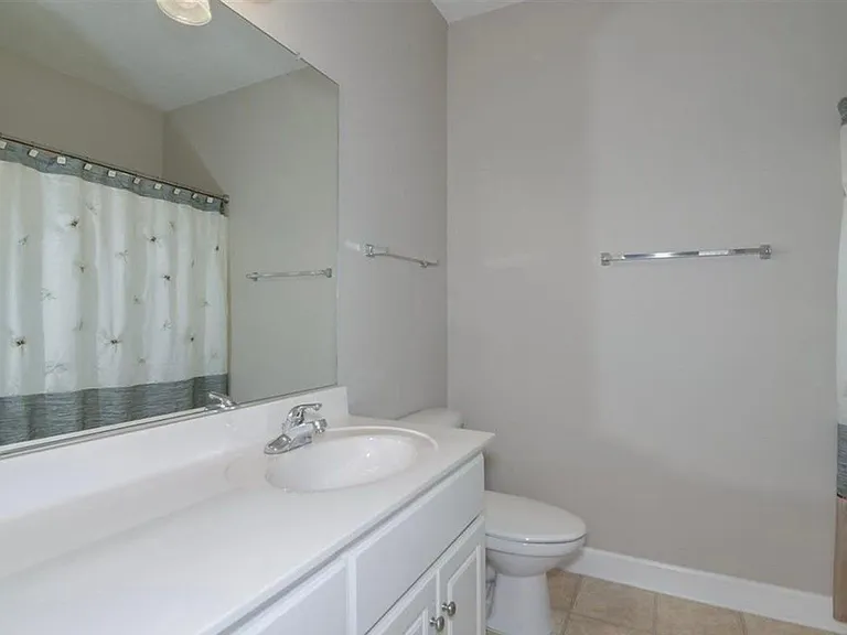 646 Surrey Ln — Photo 8