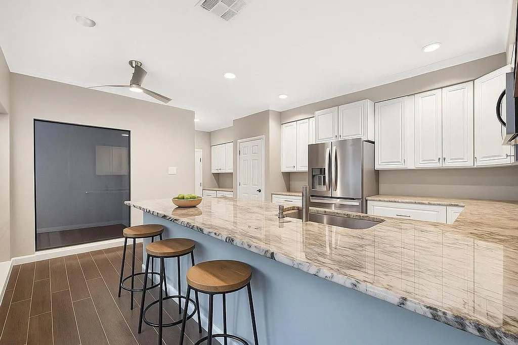 2 bed, 2.5 bath, 2200 sqft, $2,300 — Photo 4