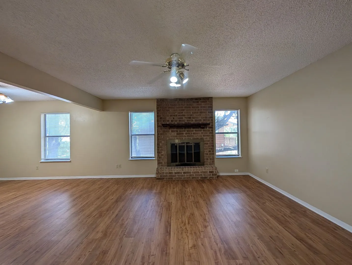 Walk to New Braunfels High School / Water Included / Deck / Fireplace / No Carpet /NBISD *2 weeks... — Photo 4