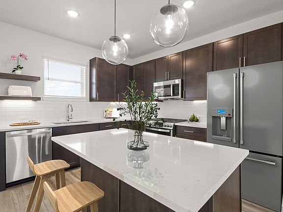 Kitchen with vast island pendant lights