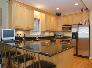 841 W Buckingham Pl #2, Chicago, IL 60657
