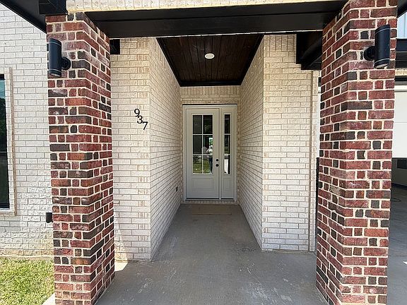 3rd image of 937 N Lawn Ave