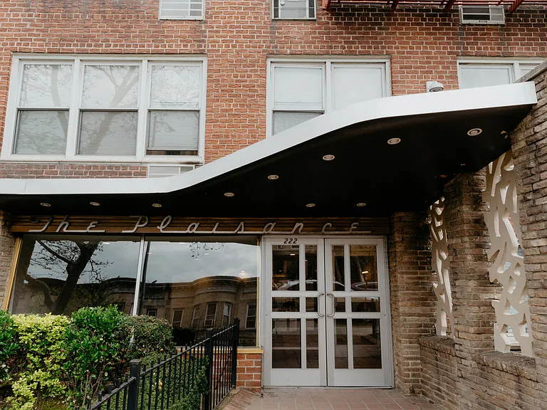 222 E 8th St #4W — Photo 4