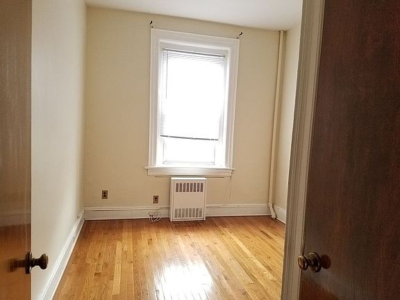 3rd image of 2047 41st St #1