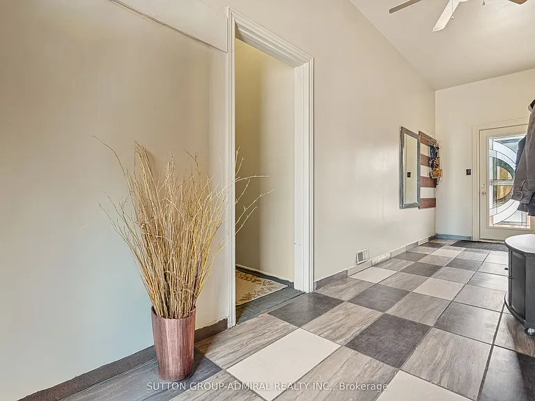 499 York St #UPPER — Photo 6