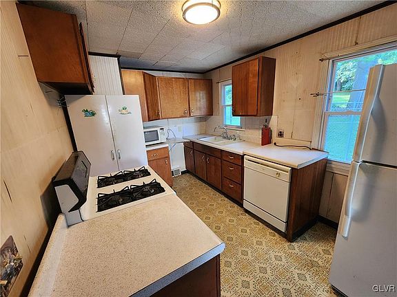 5th image of 2625 Eldridge Ave