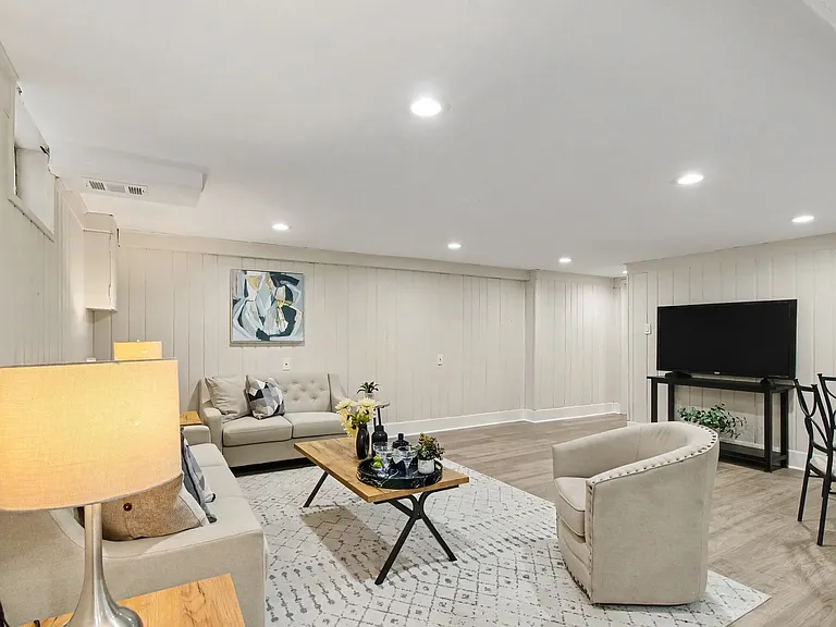 538 N Broadway Ave — Photo 28