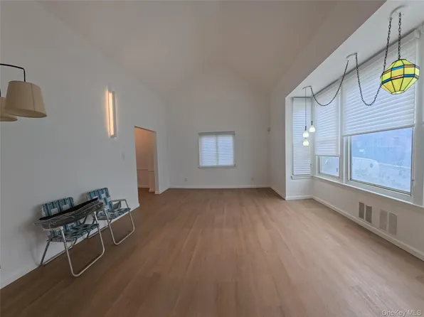 64-59 228th St, Flushing, NY 11364