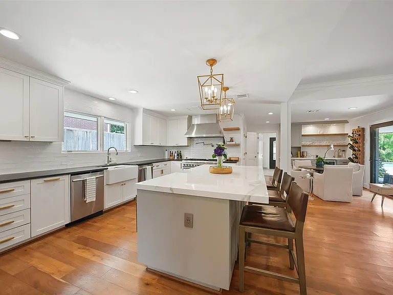 9411 Endicott Ln — Photo 11