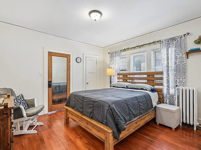 Main bedroom (has two entrances).