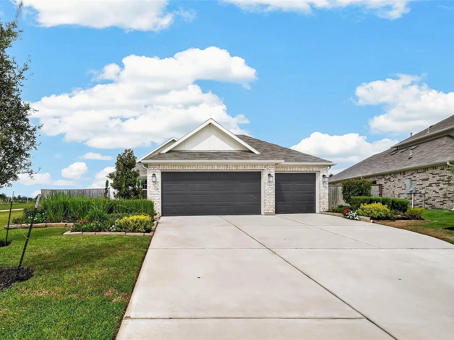 3 bed, 2.0 bath, 1335 sqft, $2,200 — Photo 3