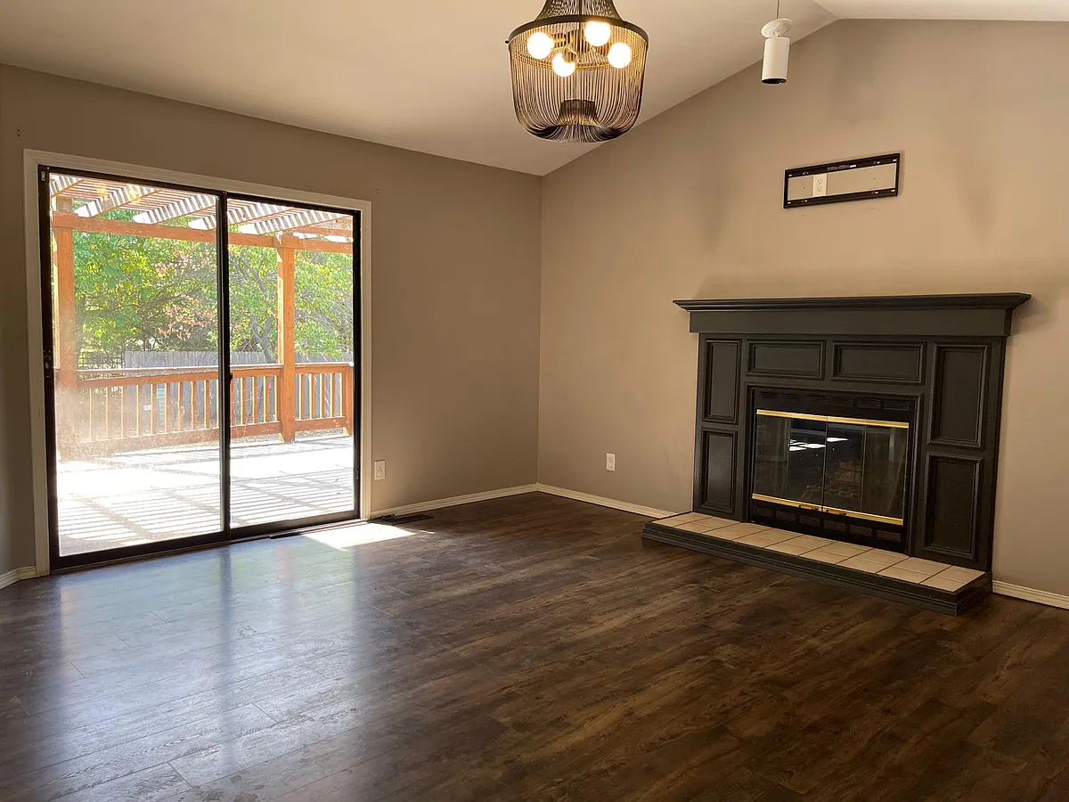 Building Photo - 827 N Pine Grove St