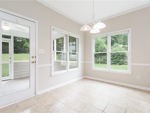 3rd image of 2016 Grove Park Ct