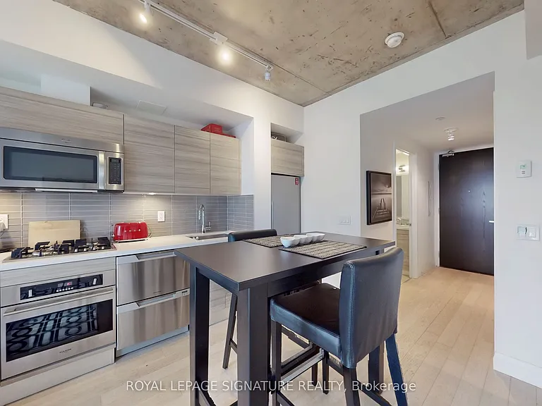 224 King St W #1406 — Photo 6