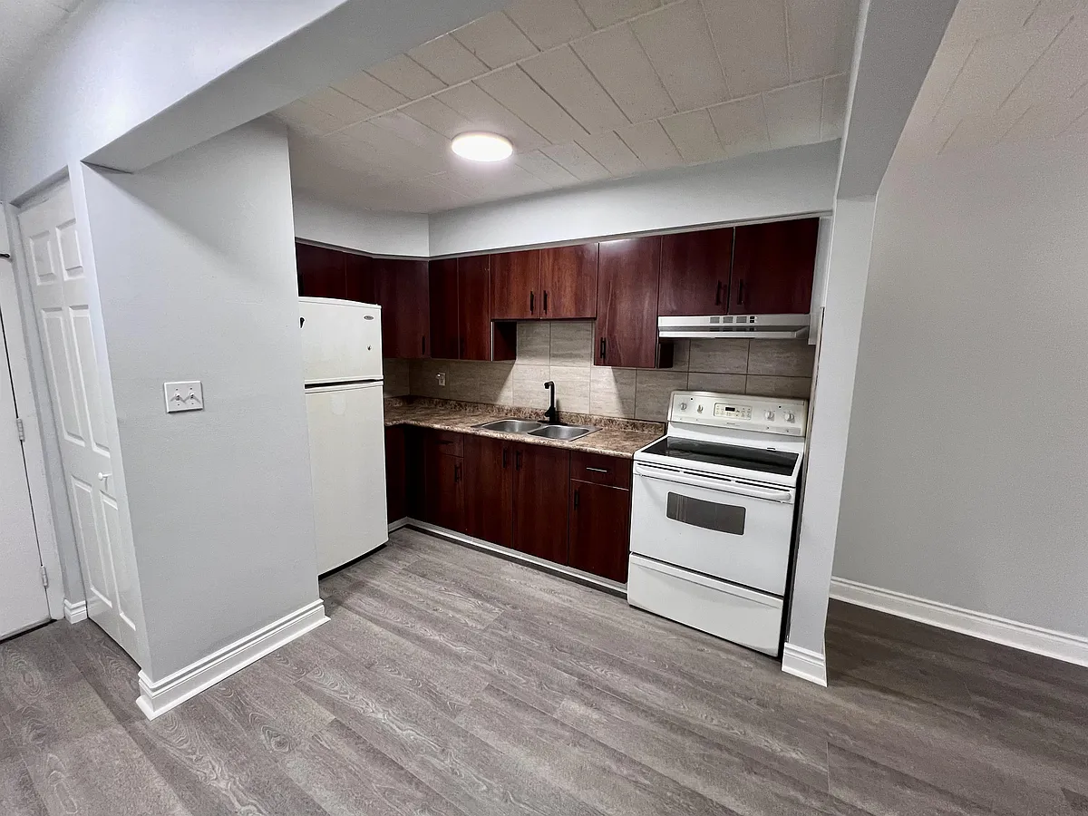 Building Photo - 471 Tecumseh Rd W #101