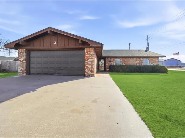 405 W Adams St, Mangum, OK 73554