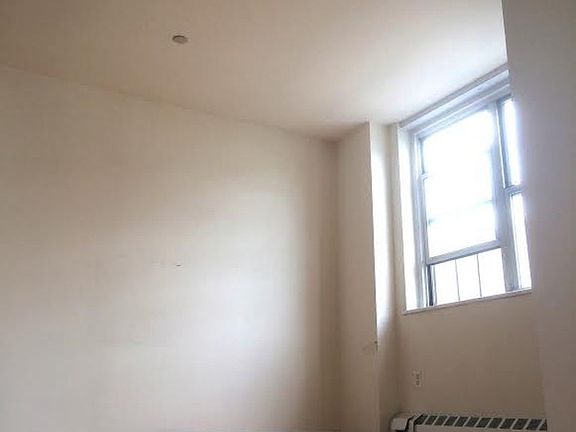 4th image of 2737 27th St APT 2B