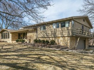 118 W Suburban Dr, Fox Pt, WI 53217