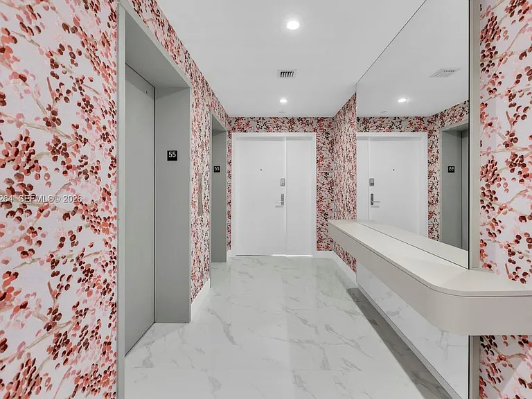 700 NE 24th St #5502 — Photo 1