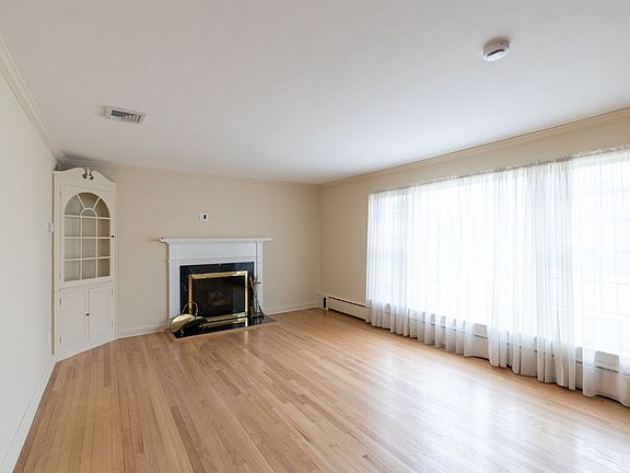 5th image of 42 Jefferson Ave