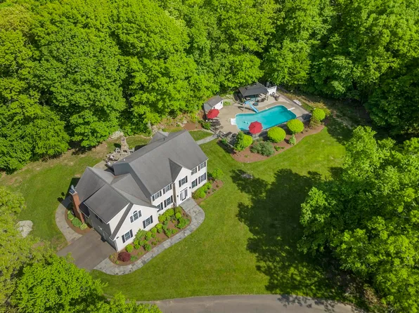 10 Avalon Way, Newtown, CT 06482