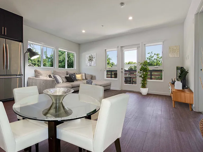 The Metropolitan at Larchmont Village — Photo 8