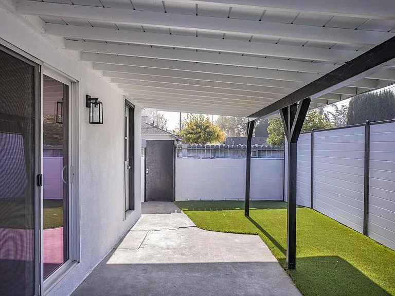 6101 Simpson Ave — Photo 9