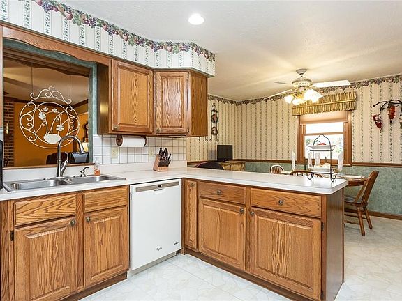 4th image of 9401 Pleasant Lake Blvd