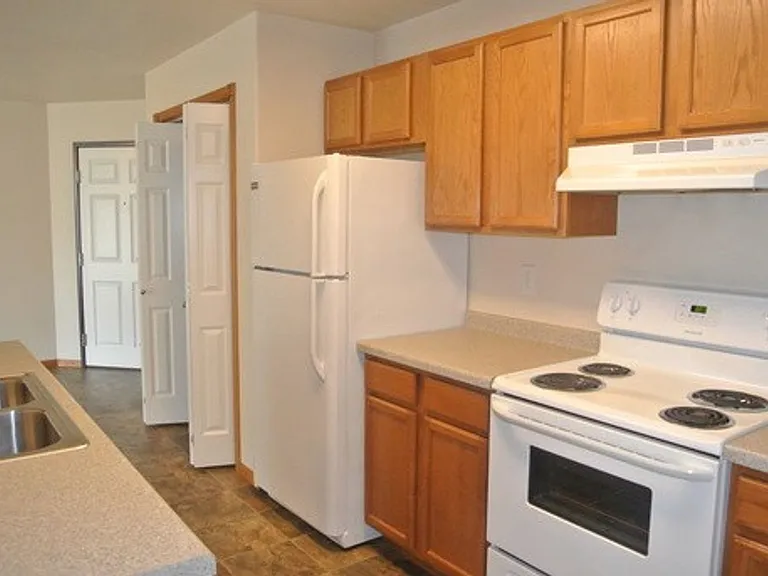 825 43rd St SE — Photo 3