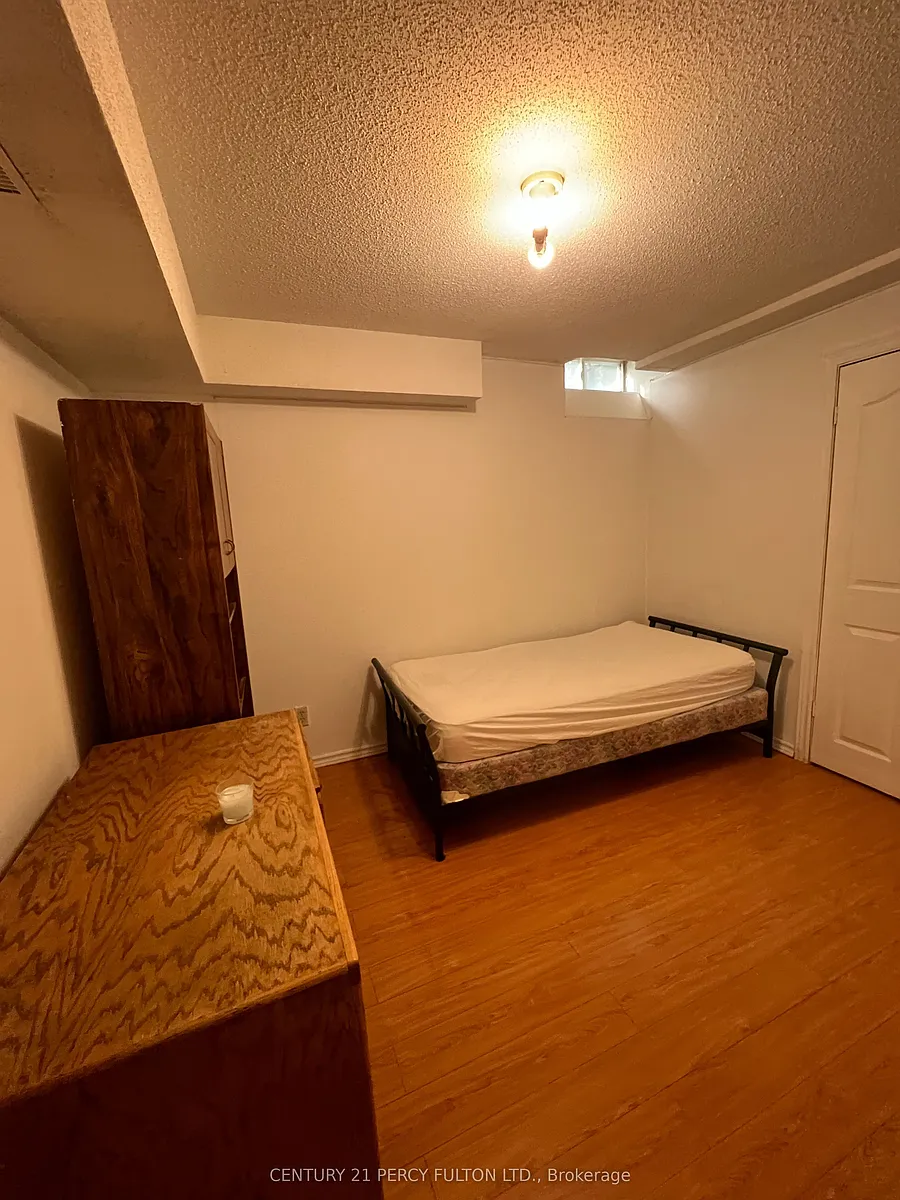 Building Photo - 72 Raleigh Cres #BASEMENT