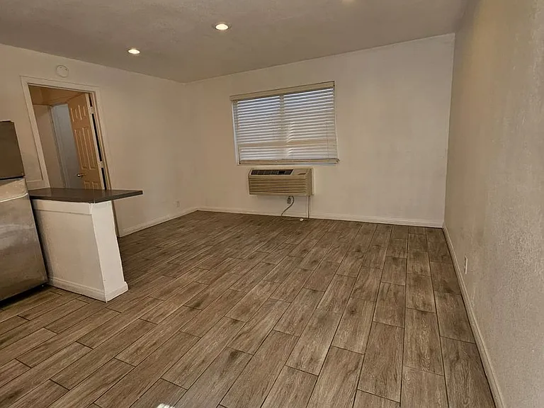 1509 E Harmon Ave — Photo 6