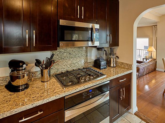 5th image of 817 10th St Unit 206