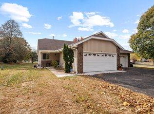 15 Oak Leaf Ln, Circle Pines, MN 55014