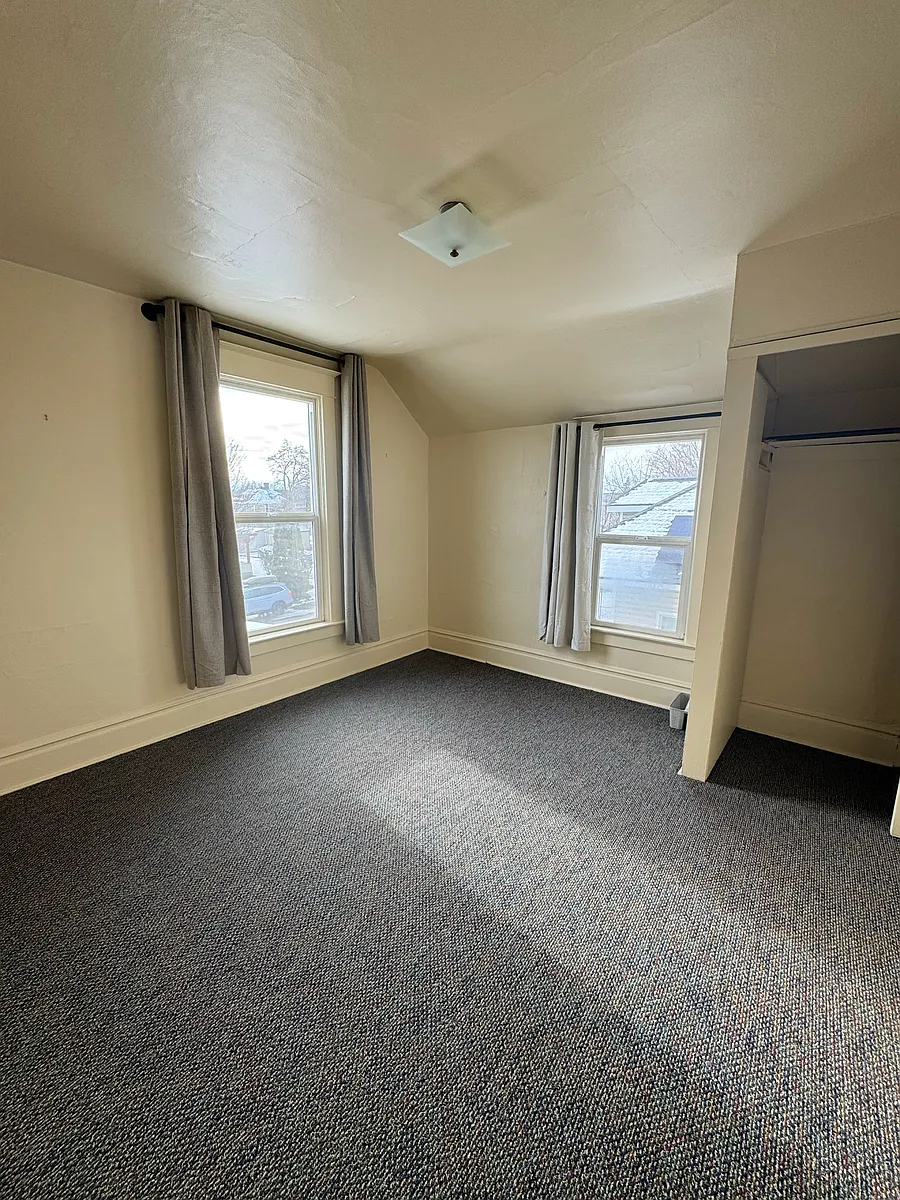 Building Photo - 1107 E Augusta Ave #3