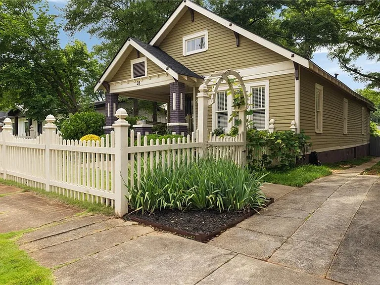 28 Clay St SE — Photo 3