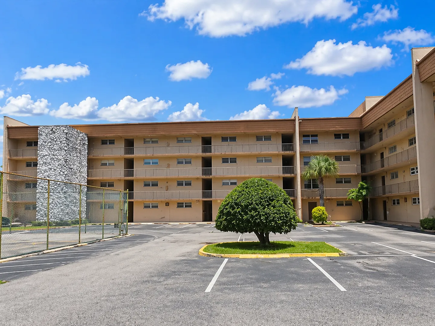 Welcome to Tampa Racquet Club Where Comfort Meets Convenience! — Photo 1