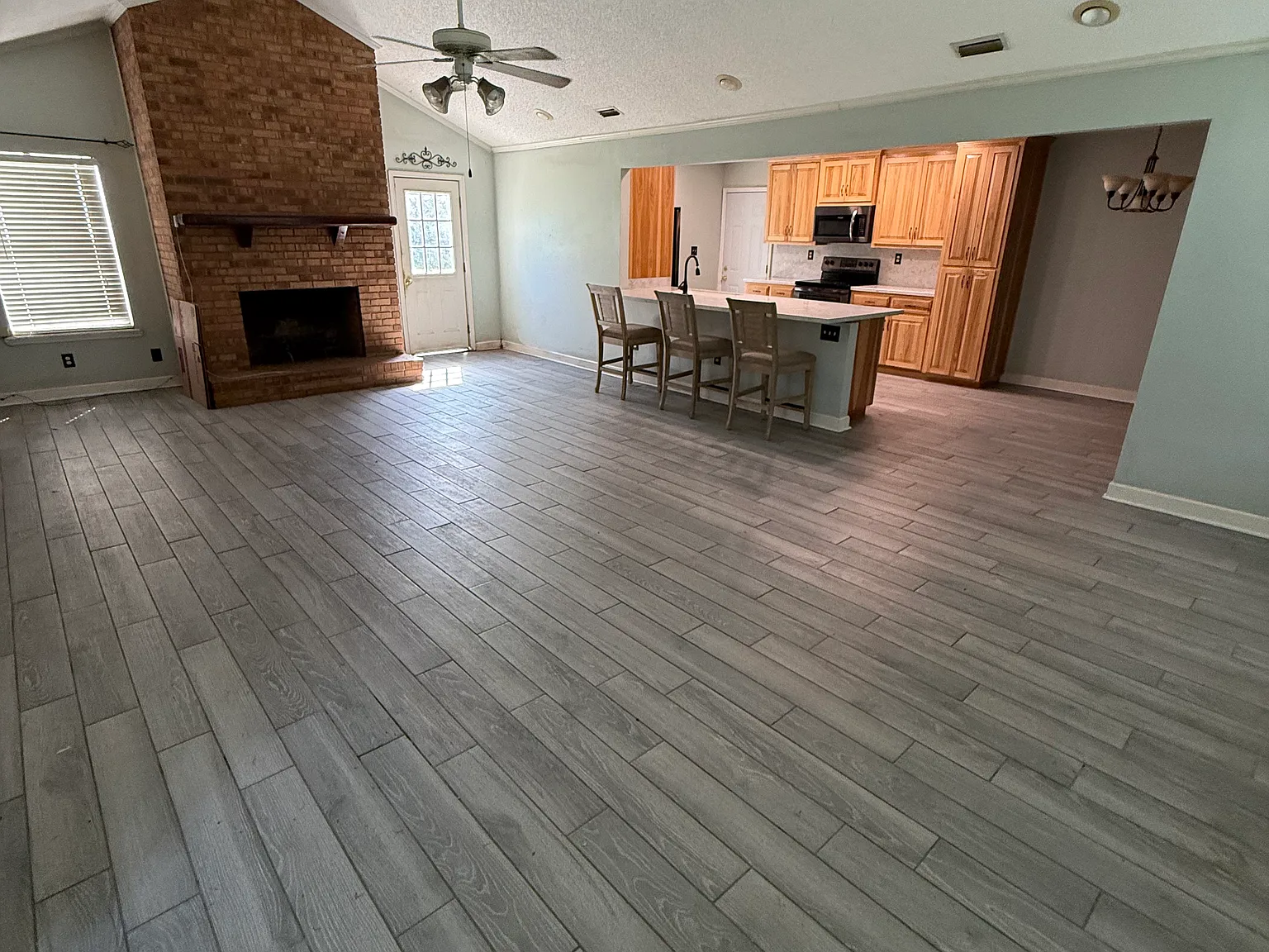4 bed, 2368 sqft, $1,900 — Photo 3
