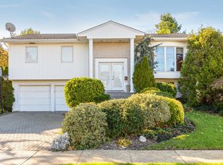 1626 James St, Merrick, NY 11566